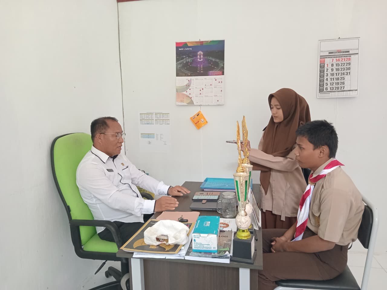 SMAN 2 Montallat telah Menerima Bantuan Seragam Gratis dari Pemprov Kalteng Tahun 2025