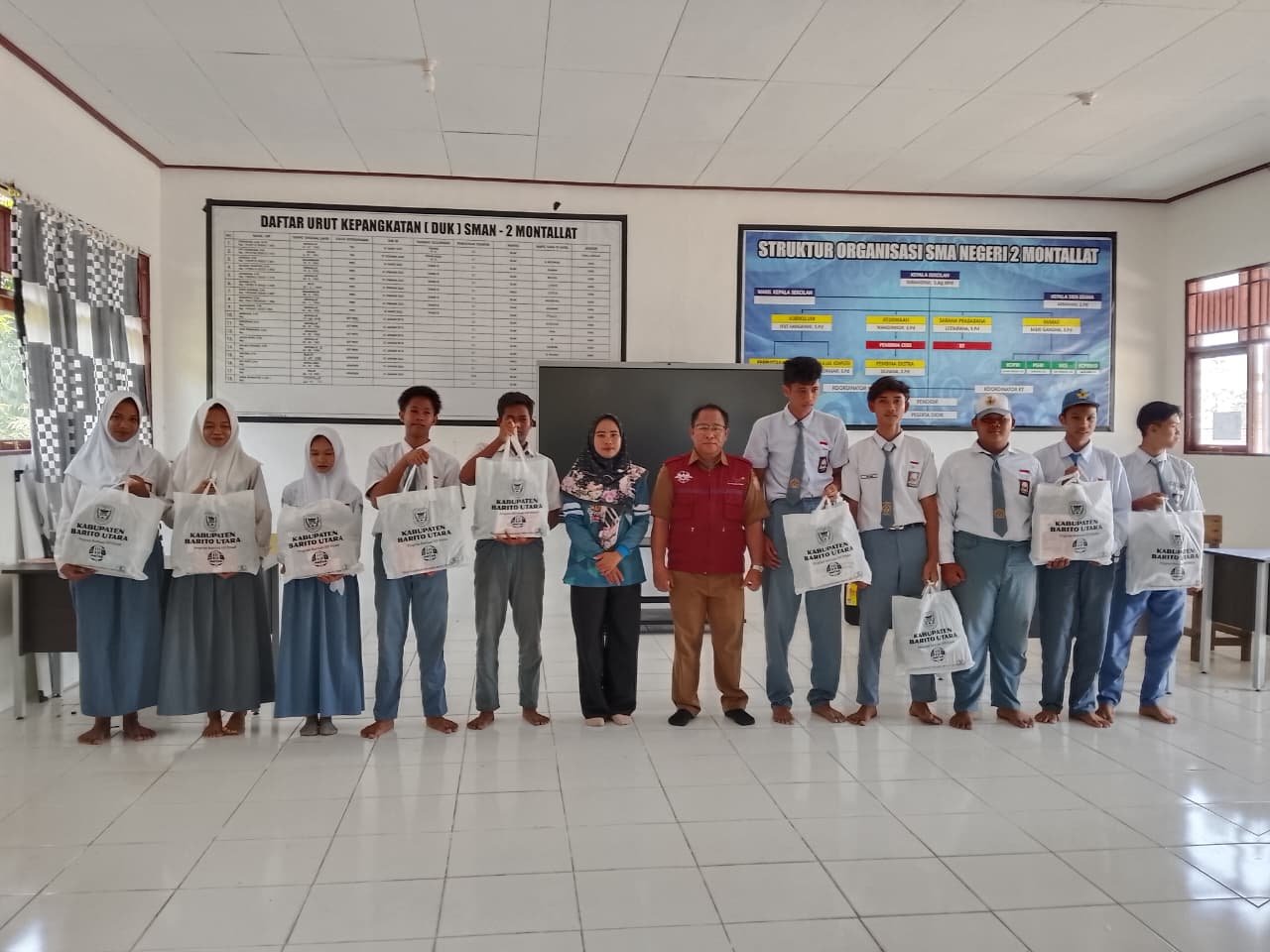 Kepala SMAN 2 Montallat Salurkan Bantuan SIF Pintar Pemkab Barito Utara Tahun 2025