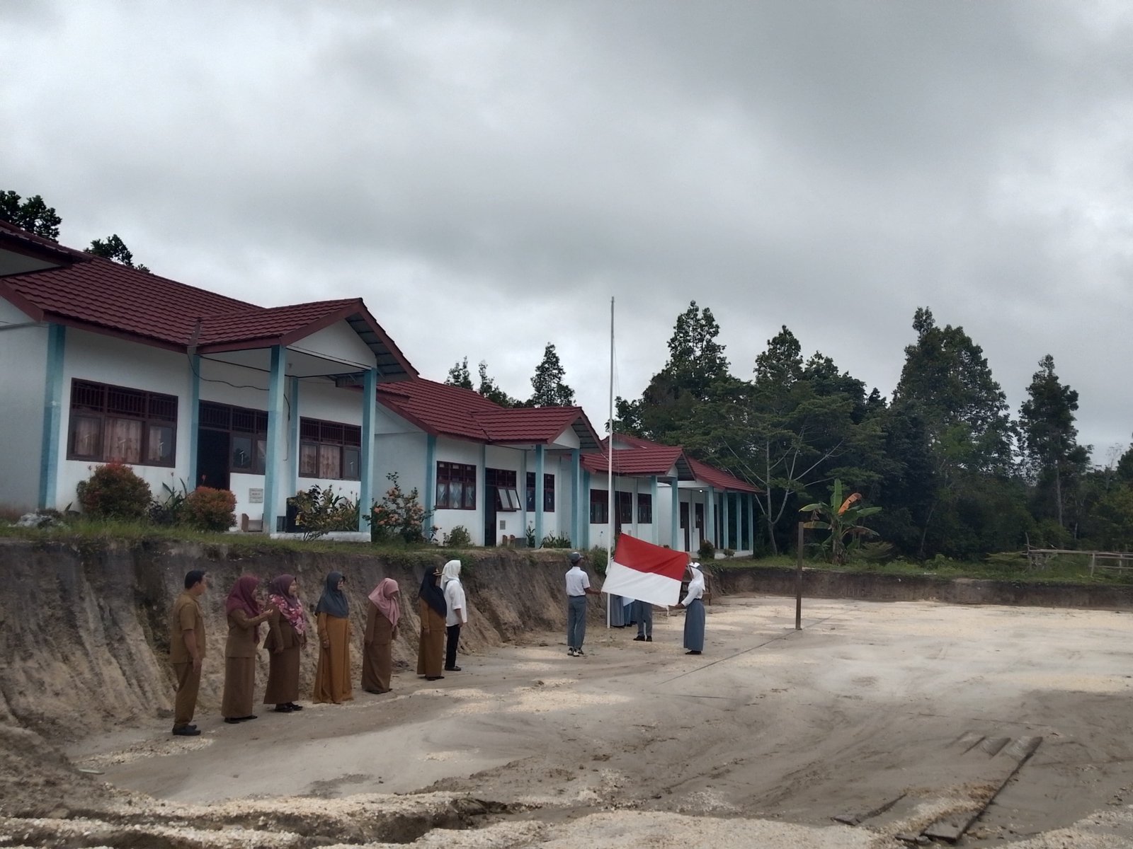 SMAN 2 Montallat adakan Upacara Senin, Kepsek : Pentingnya Tingkatkan Kedisiplinan