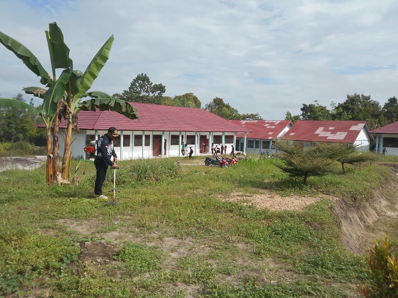 Meningkatkan Kebersihan Lingkungan, Keluarga Besar SMAN 2 Montallat adakan Giat Gotong Royong